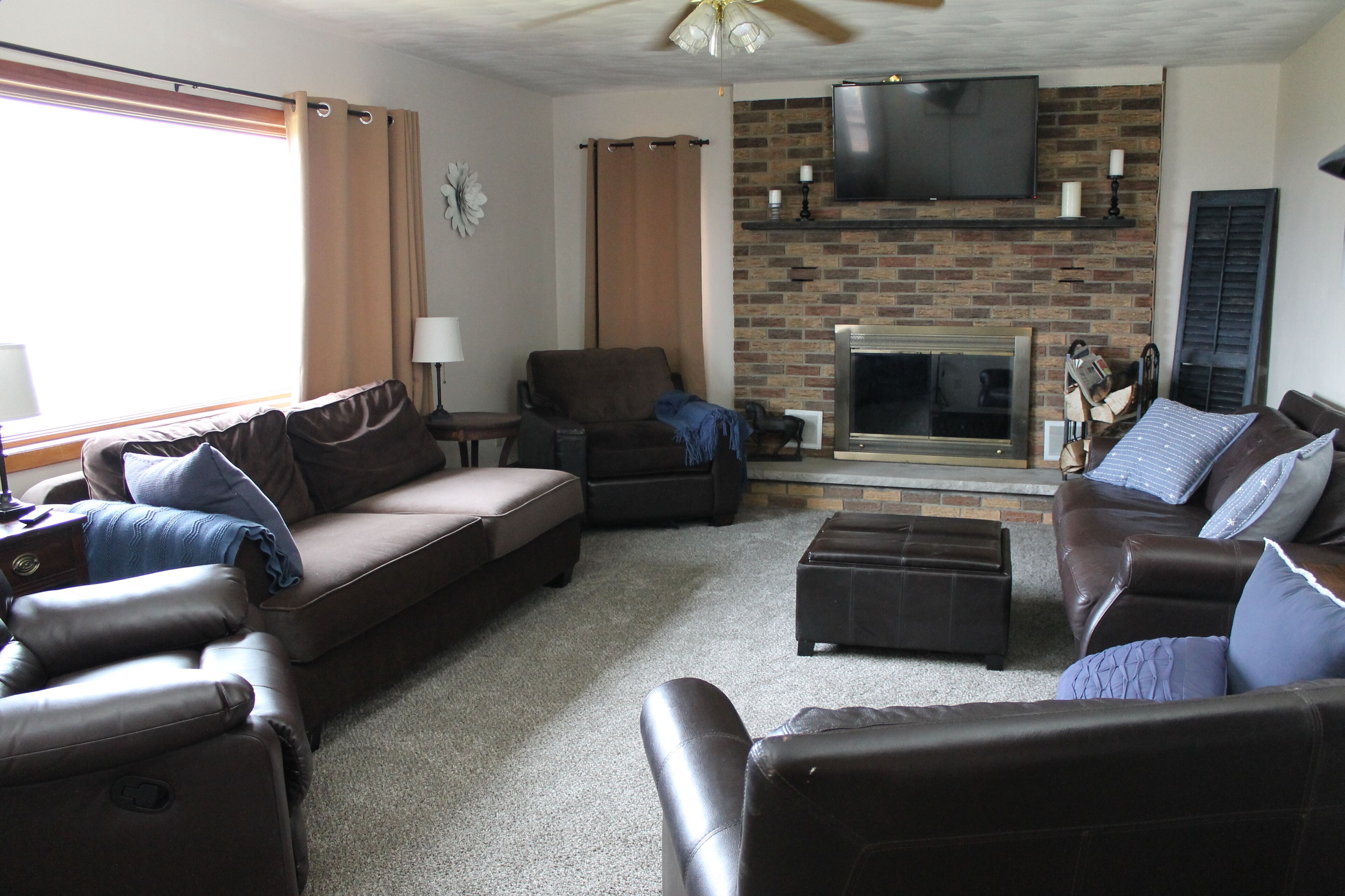 TV connectée, cheminée, livres