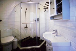 觀景四人房 | 浴室 | 淋浴設備、吹風機、拖鞋、毛巾