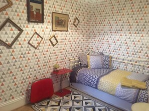 Basic Double or Twin Room (Vintage) | Individually decorated, individually furnished, desk, iron/ironing board - Upton Country Park Guests House (Northampton)