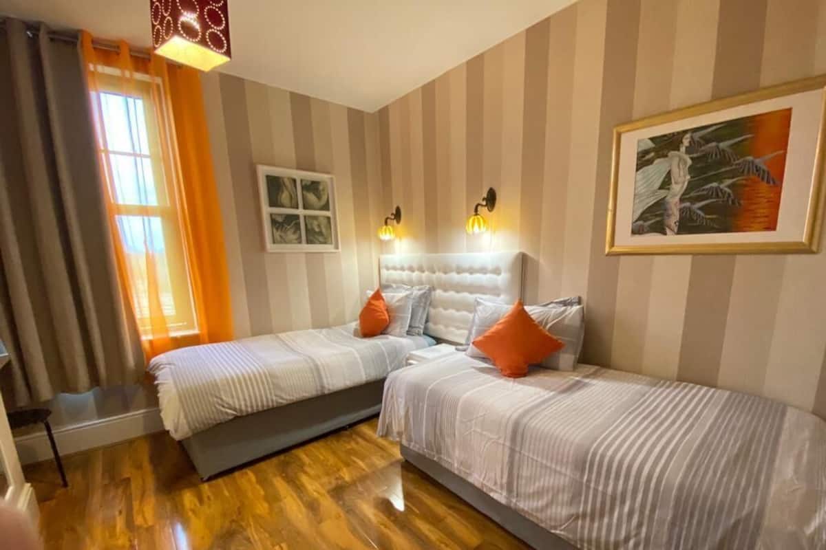 Camera Design con letto matrimoniale o 2 letti singoli (Romeo) | Una scrivania, ferro/asse da stiro, Wi-Fi gratuito