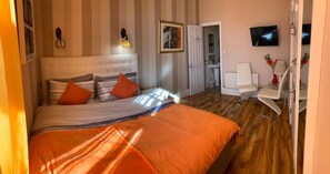 Design kamer, 1 twee- of 2 eenpersoonsbedden (Romeo) | Individueel gedecoreerd, individueel gemeubileerd, een bureau