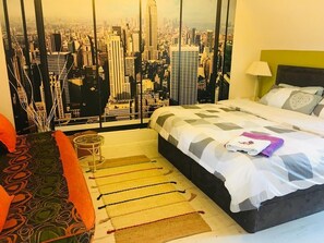 이코노미 더블룸 (New York) | 각각 다른 스타일의 인테리어, 각각 다르게 가구 비치, 책상, 다리미/다리미판