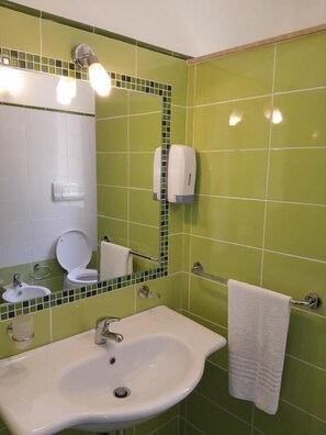 Bathroom - Family Room with Sea View (2 Adults + 2 Children) (Cefalù)