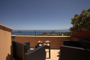 Terrace/patio - Family Room with Sea View (2 Adults + 2 Children) (Cefalù)