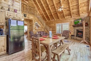 Interior - Heavenly Bear, Hot Tub, FREE Attraction tickets for each paid day, Pool Table!!! (Sevierville)