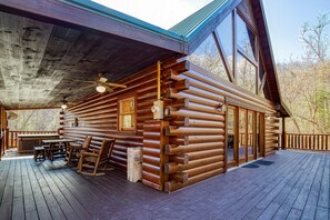 Outdoor dining - Heavenly Bear, Hot Tub, FREE Attraction tickets for each paid day, Pool Table!!! (Sevierville)