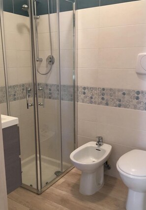 Apartamento, 1 quarto | Banheiro | Chuveiro, chuveiro com efeito de chuva, secador de cabelo, bidê
