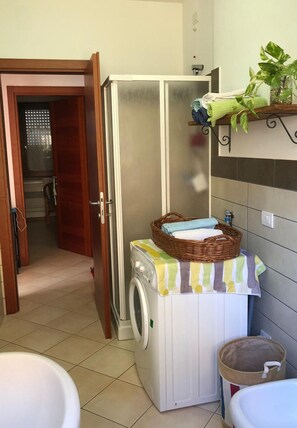 Departamento, 3 habitaciones | Baño | Regadera, regadera tipo lluvia, amenidades de baño gratuitas 