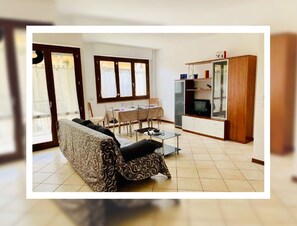 Departamento, 3 habitaciones | Área de sala de estar | Televisión de pantalla plana 