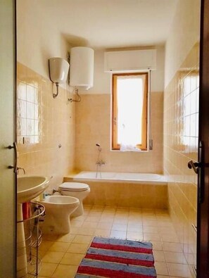 Appartamento, 3 camere da letto | Bagno | Vasca e doccia separate, soffione a pioggia, set di cortesia gratuito