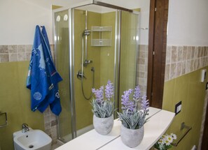 Apartment, 2 Bedrooms | Bathroom | Shower, rainfall showerhead, free toiletries, hair dryer