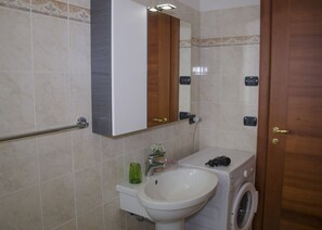 Apartemen, 2 kamar tidur | Kamar mandi | Shower, pancuran hujan, perlengkapan mandi gratis, dan pengering rambut