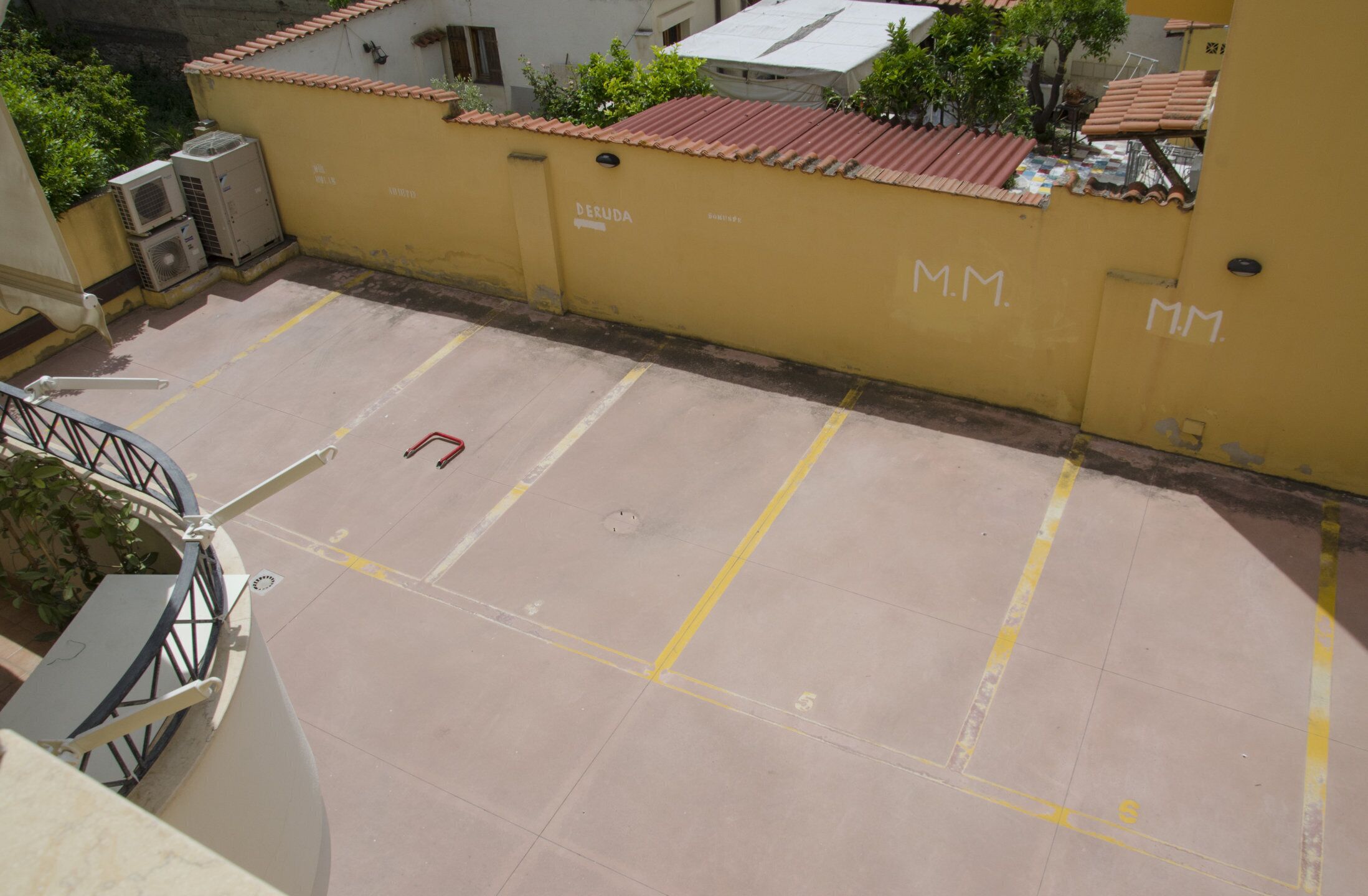 Un área de estacionamiento con líneas amarillas y un desagüe.