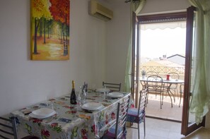 Apartment, 2 Schlafzimmer | Essbereich im Zimmer