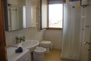 Apartment, 2 Bedrooms | Bathroom | Shower, rainfall showerhead, free toiletries, hair dryer - Casa Delfino (Alghero)