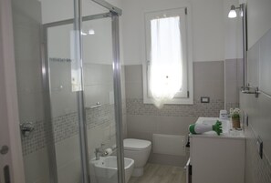 Appartamento, 2 camere da letto | Bagno | Doccia, soffione a pioggia, set di cortesia gratuito, asciugacapelli