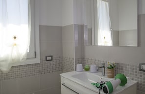 Departamento, 2 habitaciones | Lavabo en el baño