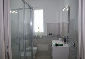 Apartment, 1 Schlafzimmer | Badezimmer | Dusche, Regendusche, kostenlose Toilettenartikel, Haartrockner
