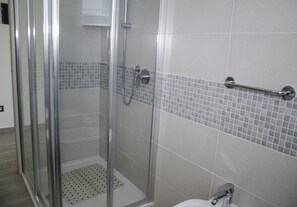 Appartamento, 1 camera da letto | Bagno | Doccia, soffione a pioggia, set di cortesia gratuito, asciugacapelli