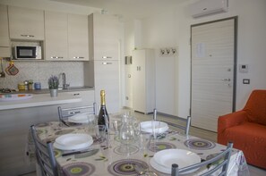 Apartment, 1 Bedroom | In-room dining - Casa Anguilla (Alghero)