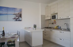 Apartment, 1 Schlafzimmer | Eigene Kochnische | Großer Kühlschrank, Mikrowelle, Herdplatte