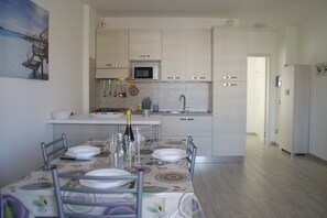 Apartment, 1 Bedroom | In-room dining