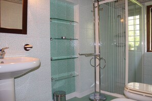 Appartement, 3 chambres | Salle de bain | Douche, douche à « effet pluie », articles de toilette gratuits