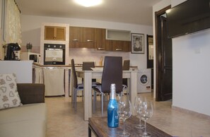 Appartamento, 2 camere da letto | Area soggiorno | TV a schermo piatto