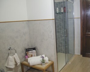 Apartment, 2 Bedrooms | Bathroom | Shower, rainfall showerhead, free toiletries, hair dryer - Casa Valverde (Alghero)