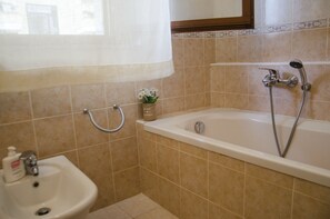 Apartment, 2 Schlafzimmer | Badezimmer