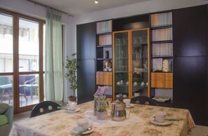 Apartment, 2 Schlafzimmer | Essbereich im Zimmer