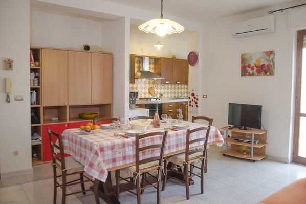 Apartment, 2 Bedrooms | In-room dining