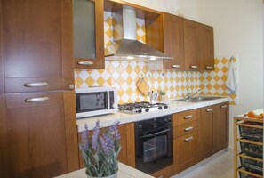 Apartment, 2 Schlafzimmer | Eigene Küche | Großer Kühlschrank, Mikrowelle, Ofen, Herdplatte