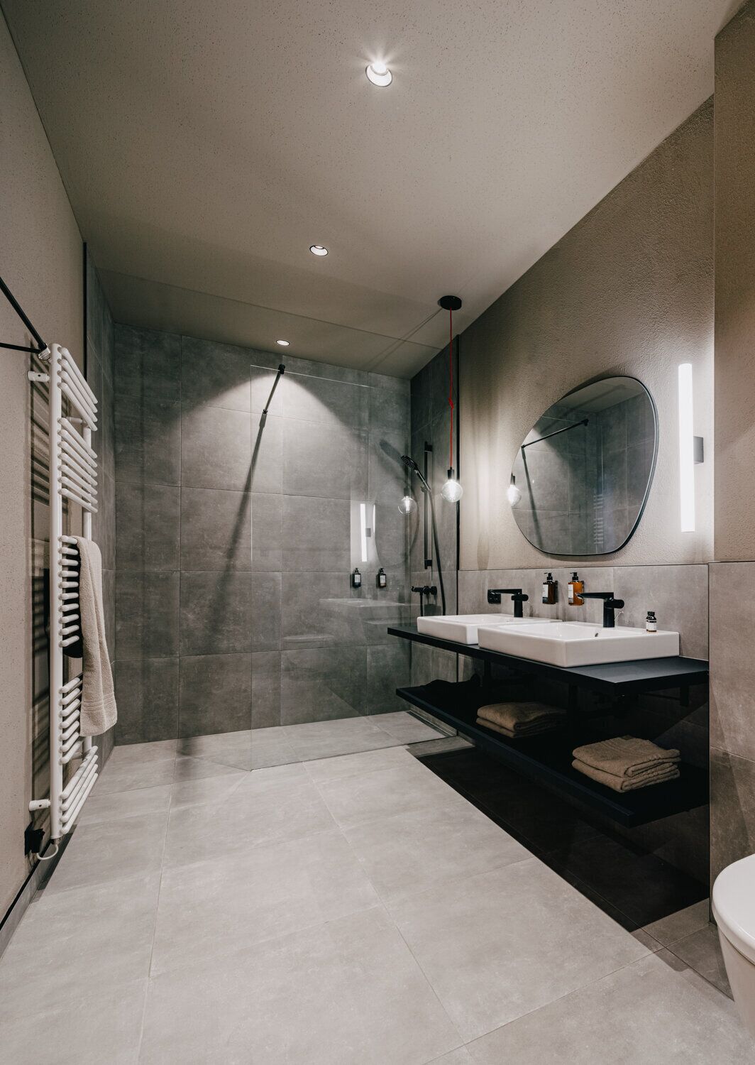 Design Room (incl. Cleaning Fee) | Bathroom | Hair dryer, heated floors, towels, soap
