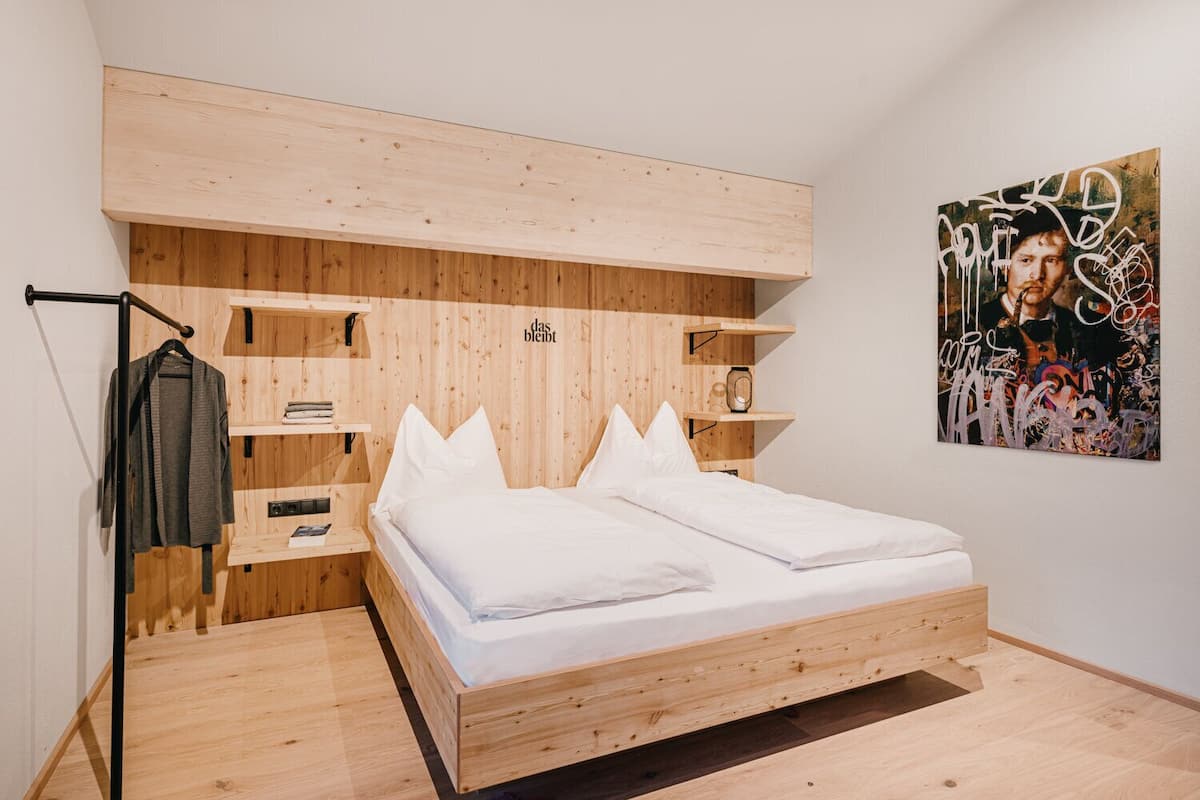 2 bedrooms, premium bedding, minibar, in-room safe