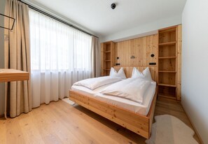 Suite Klasik, 2 kamar tidur (incl Cleaning Fee) | Seprai premium, minibar, dan brankas