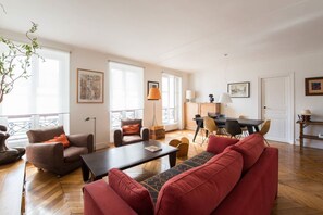 TV - Spacious flat in Batignolles quarter (Paris)