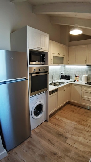 Full-sized fridge, microwave, oven, stovetop