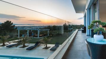 Una piscina al aire libre, una piscina climatizada, sombrillas