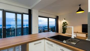 Vila superior, 5 quartos, piscina particular, vista para o mar | Cozinha privada | Geladeira grande, micro-ondas, fogão, cooktop