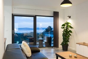 Vila superior, 5 quartos, piscina particular, vista para o mar | Área de estar | Smart TV 50 polegadas com canais via satélite, TV