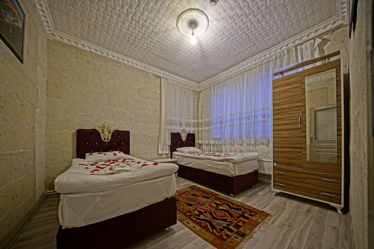 family room | 1 bedroom, premium bedding, in-room safe, laptop workspace