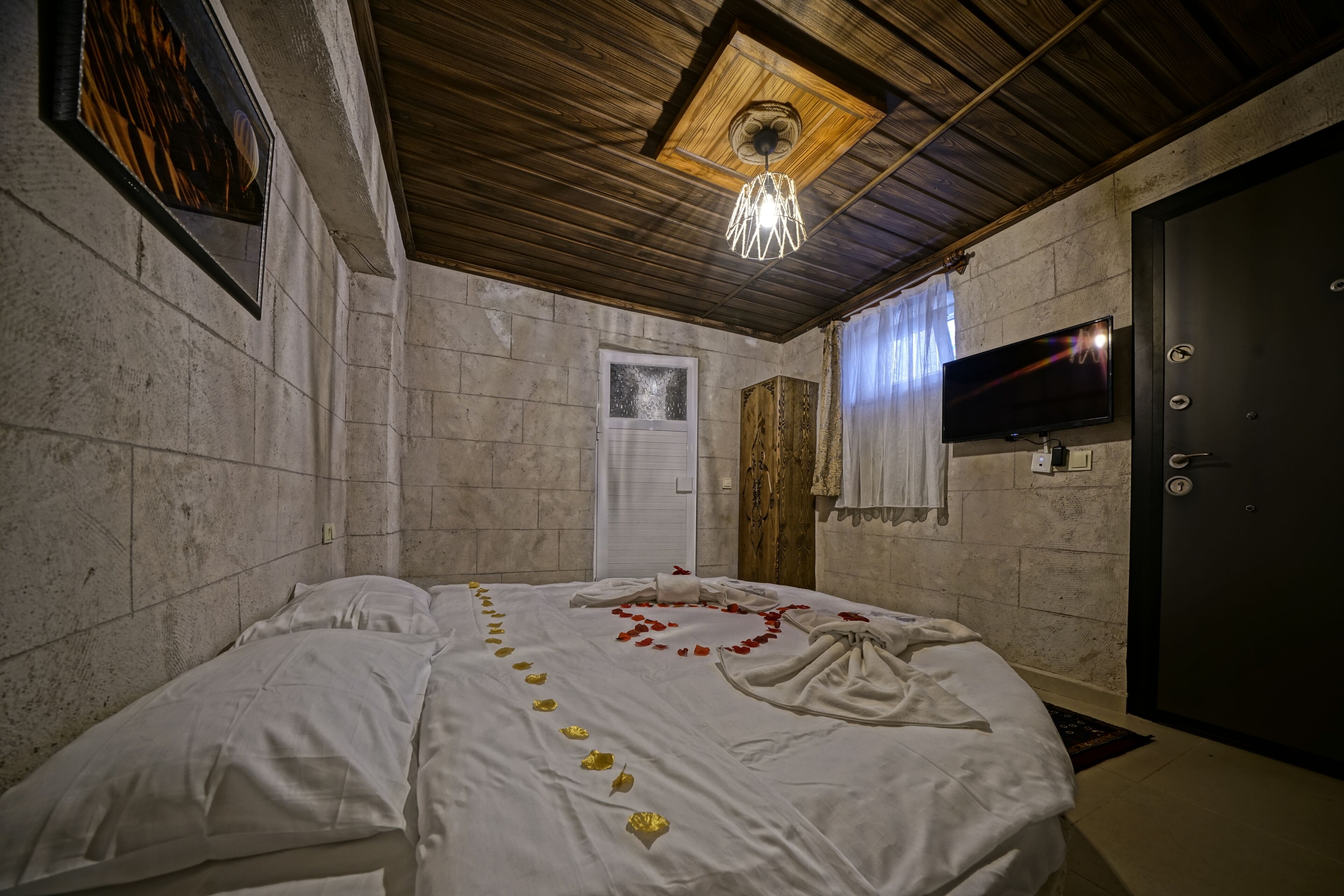 经济客房 | 高档床上用品、客房内保险箱、笔记本电脑工作区、遮光窗帘