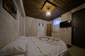 经济客房 | 高档床上用品、客房内保险箱、笔记本电脑工作区、遮光窗帘