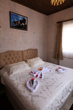 Ropa de cama de alta calidad y caja de seguridad en la habitación 