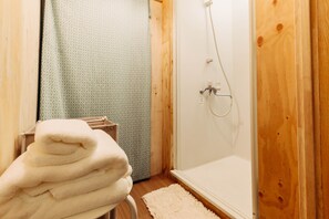Hus, 3 soverom | Bad | Separat badekar og dusj, dype avslapningsbadekar, hårføner og håndklær
