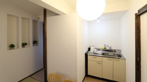 ハウス 3 ベッドルーム | 専用簡易キッチン | 冷蔵庫、電子レンジ、コンロ、調理器具と食器