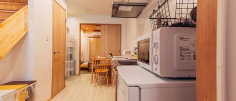 House, 3 Bedrooms | Private kitchen | Fridge, microwave, stovetop, cookware/dishes/utensils