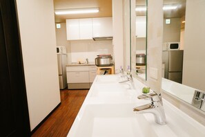 บ้านพัก, 4 ห้องนอน | ห้องน้ำ | อ่างอาบน้ำและฝักบัวแยกจากกัน, อ่างอาบน้ำแบบแช่ตัว, ไดร์เป่าผม