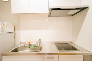 ハウス 4 ベッドルーム | 専用キッチン | 冷蔵庫、コンロ、調理器具と食器